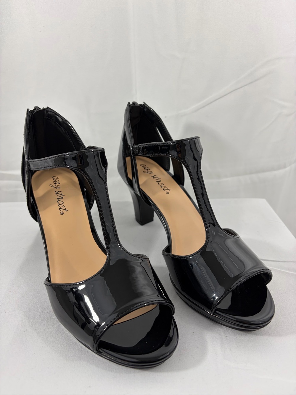 NWT Easy Street Women’s Size 7W Very Shiny Black T-Strap Heels